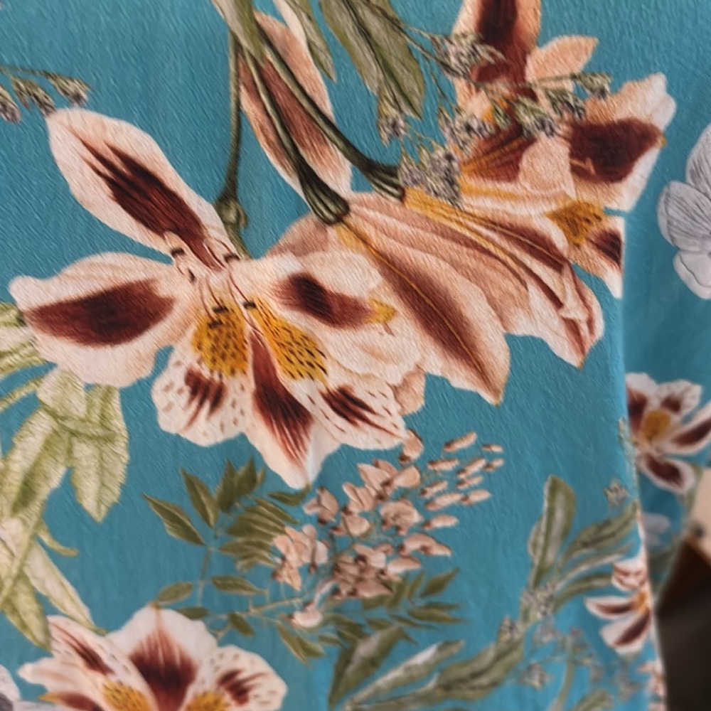 Karen Kane floral Blue and White Blouse with cold shoulder butterfly sleeves - Picture 8 of 10